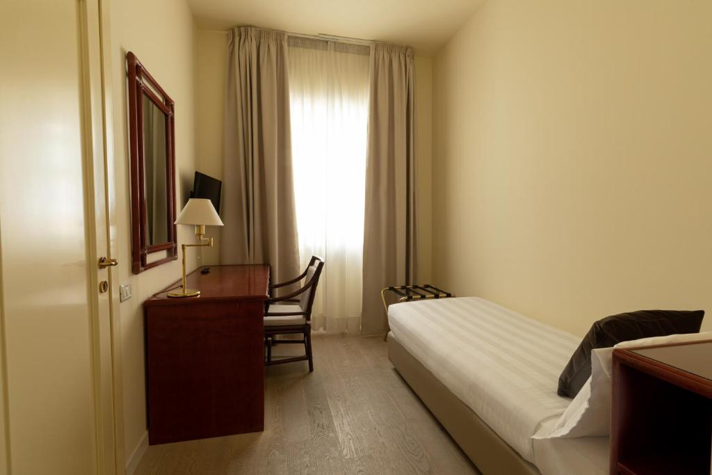 Postel nebo postele na pokoji v ubytování Hotel Enzo