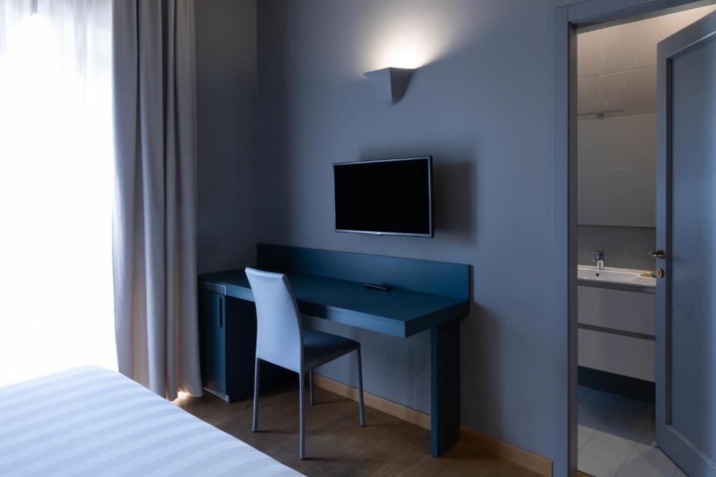 TV a/nebo společenská místnost v ubytování Hotel Enzo