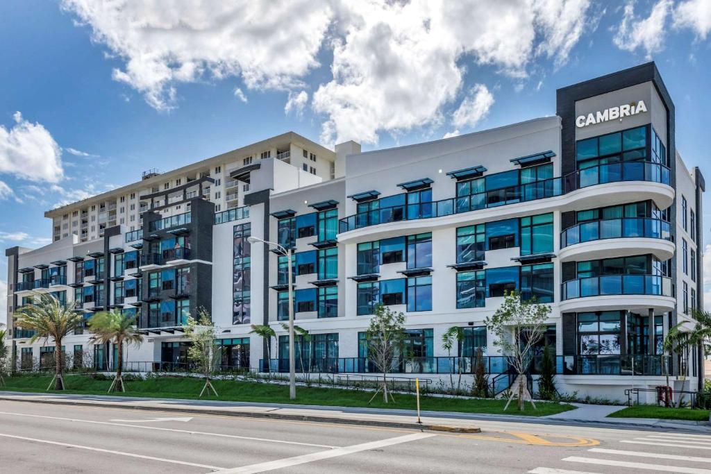 um edifício de apartamentos na esquina de uma rua em Cambria Hotel Fort Lauderdale Beach em Fort Lauderdale