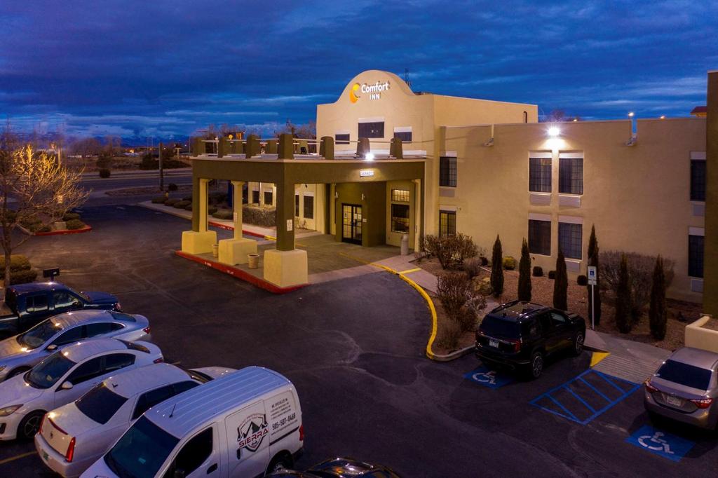 un hotel con coches estacionados en un estacionamiento en Comfort Inn Santa Fe, en Santa Fe