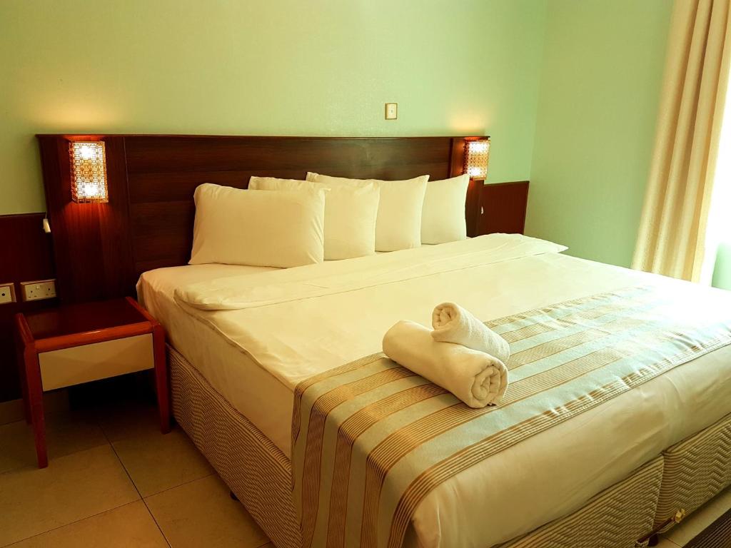 Postel nebo postele na pokoji v ubytování Al Ghubrah Plaza Hotel