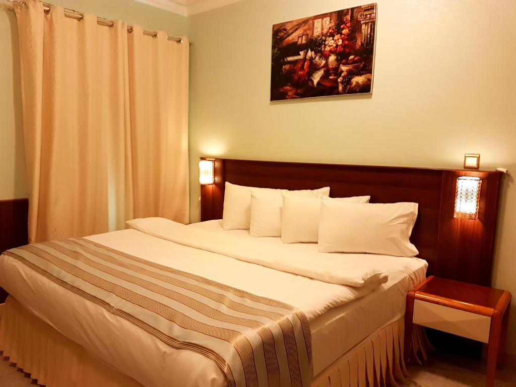 Postel nebo postele na pokoji v ubytování Al Ghubrah Plaza Hotel