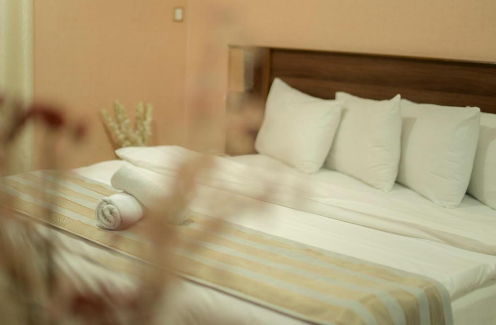 Postel nebo postele na pokoji v ubytování Al Ghubrah Plaza Hotel