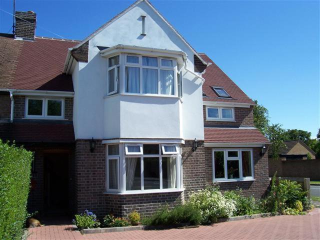 una casa blanca con ladrillo rojo en Alington House, en Cambridge