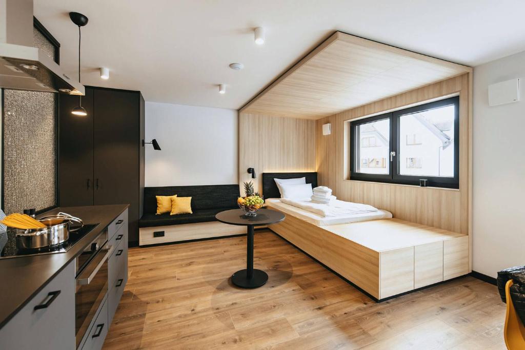 Habitación pequeña con cama y mesa en mein-schlafplatz - Leben - Arbeiten - Wohnen en Heidenheim an der Brenz