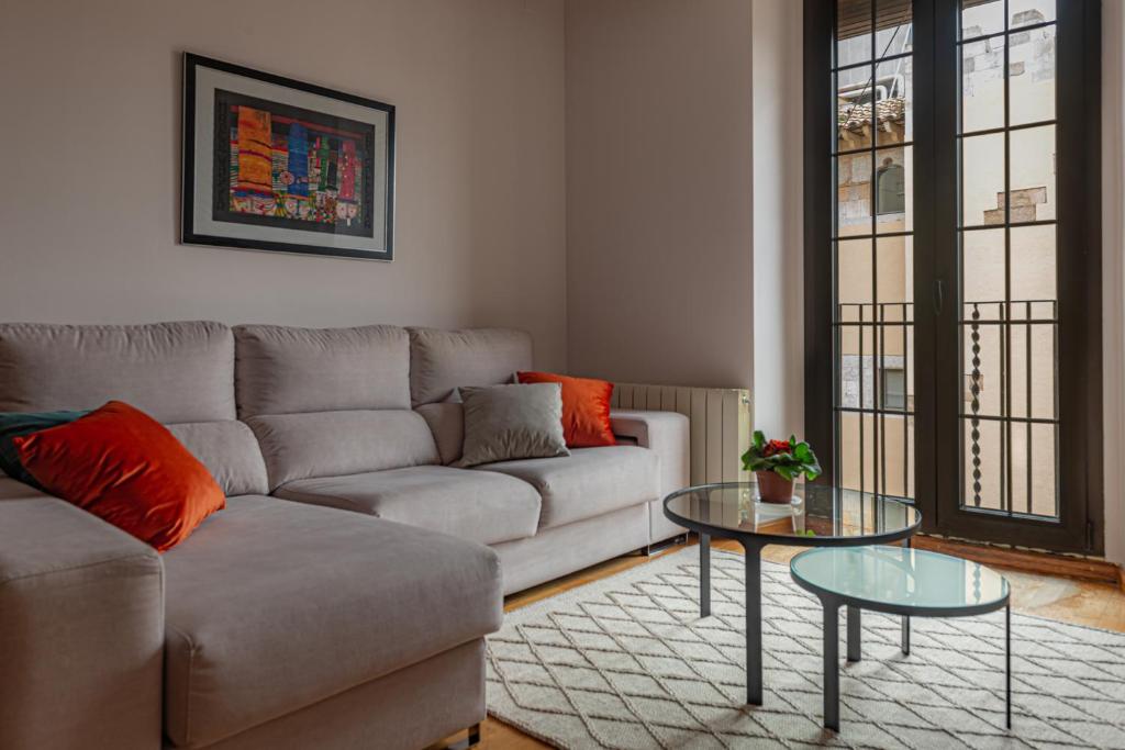 un soggiorno con divano e tavolo di Central Apartment al lado de la playa con aire acondicionado y parquing a Sant Feliu de Guíxols