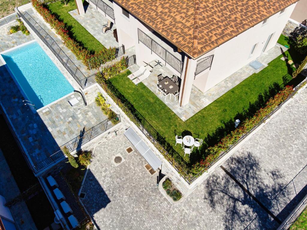 een uitzicht op een huis met een zwembad bij Silvia Ossuccio House - The House Of Travelers in Ossuccio
