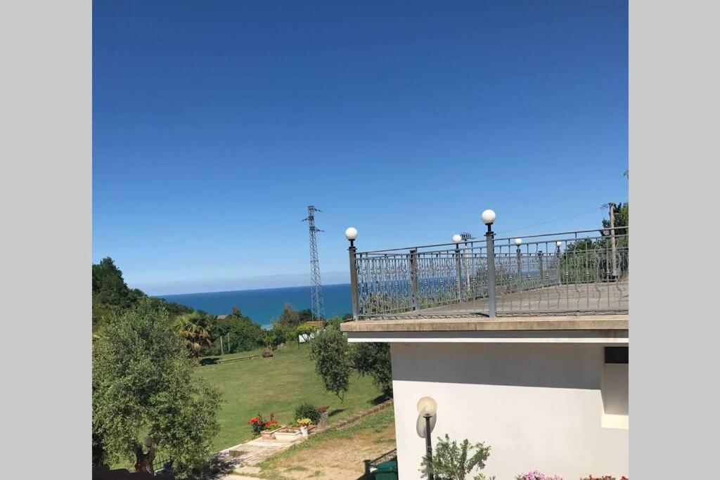 - un balcon offrant une vue sur l'océan dans l'établissement Green Park, à Silvi Paese