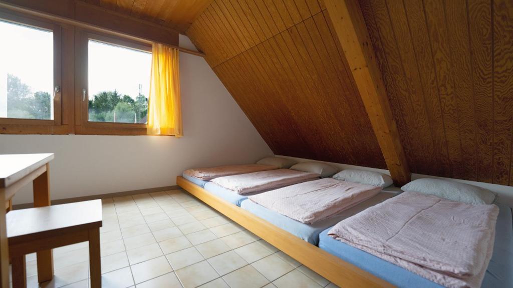 Letto o letti in una camera di Delémont Youth Hostel