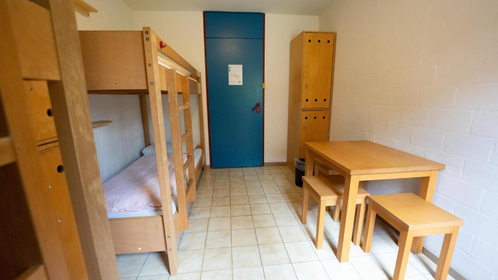 Letto o letti in una camera di Delémont Youth Hostel