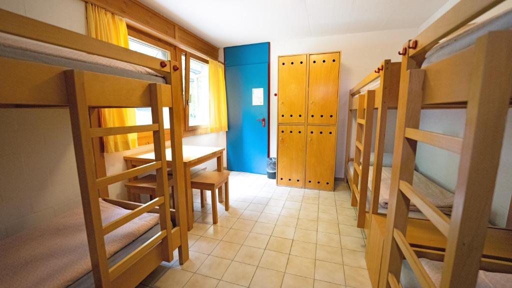 Letto o letti a castello in una camera di Delémont Youth Hostel