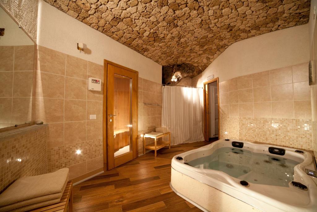 un bagno con una grande vasca in una stanza di Agriturismo Crotto Di Somana a Mandello del Lario