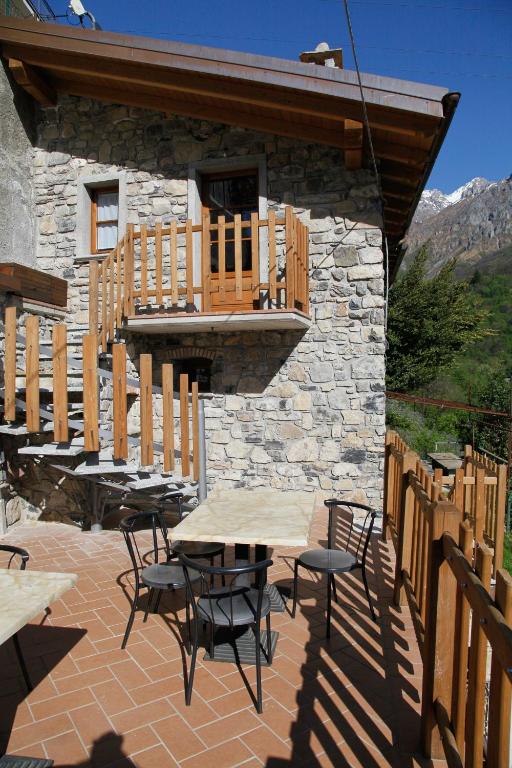 Vista generica sulle montagne o vista sulle montagne dall'interno of country house