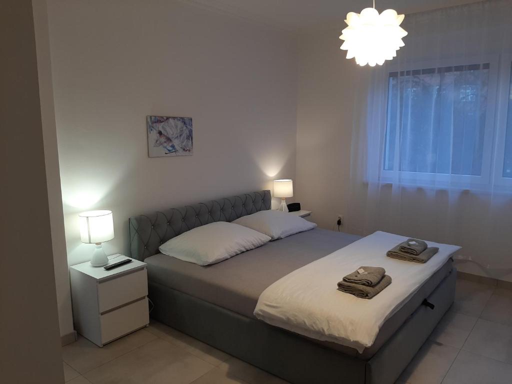een slaapkamer met een bed met twee handdoeken erop bij Vasco in Racibórz