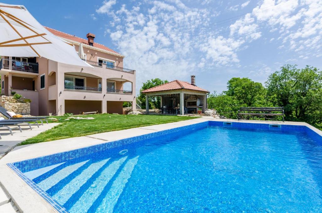 una gran piscina frente a una casa en Villa Majkovica, en Orasac