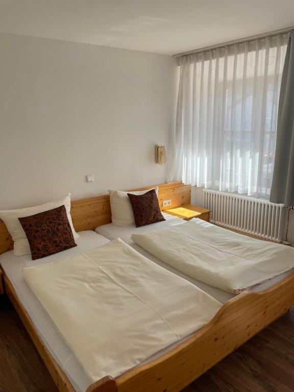 Postel nebo postele na pokoji v ubytování Römercastell Wirtshaus & Hotel