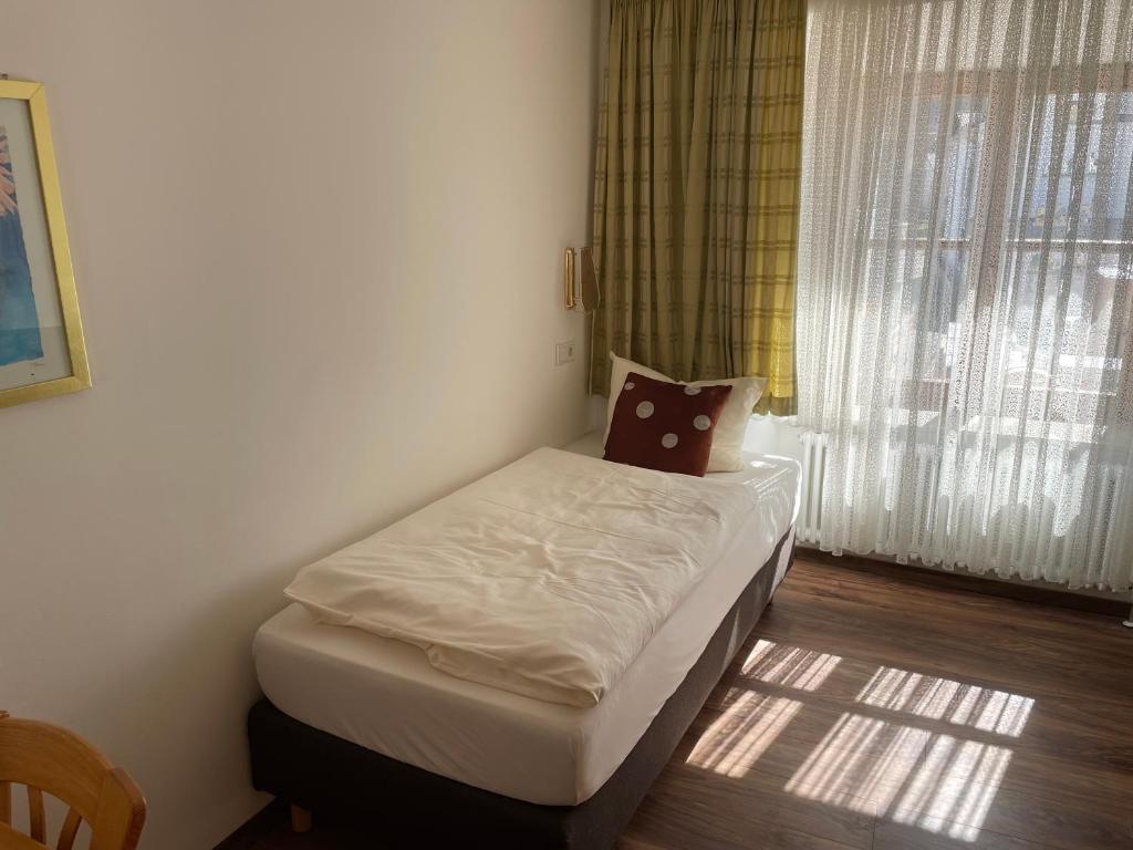 Postel nebo postele na pokoji v ubytování Römercastell Wirtshaus & Hotel