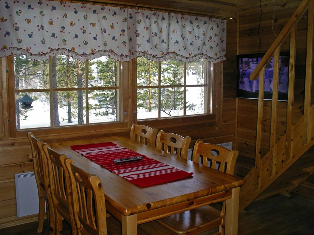 TV a/nebo společenská místnost v ubytování Ounasloma Holiday Cottages