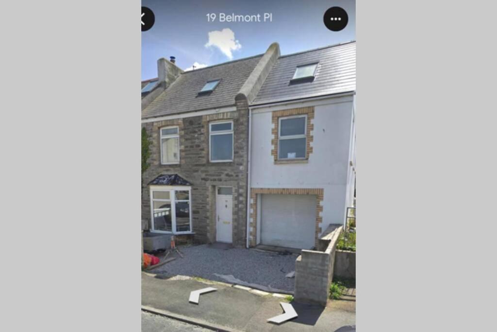 una imagen de una casa siendo remodelada en The Town House - Newquay, en Newquay