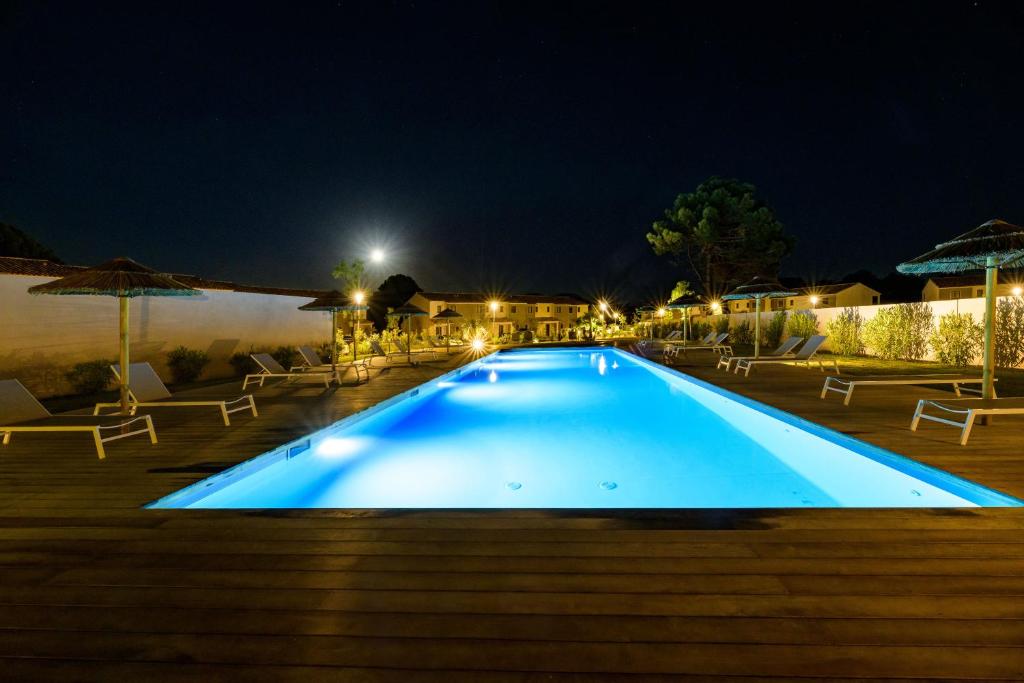 Bazén v ubytování Calarossa Bay Resort nebo v jeho okolí