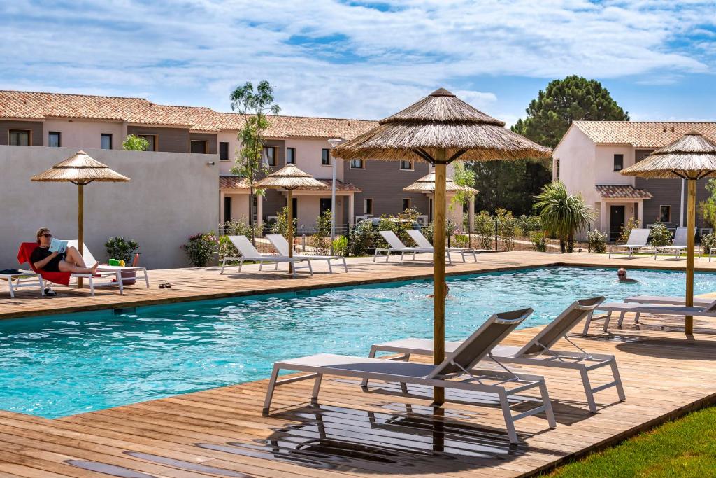Bazén v ubytování Calarossa Bay Resort nebo v jeho okolí