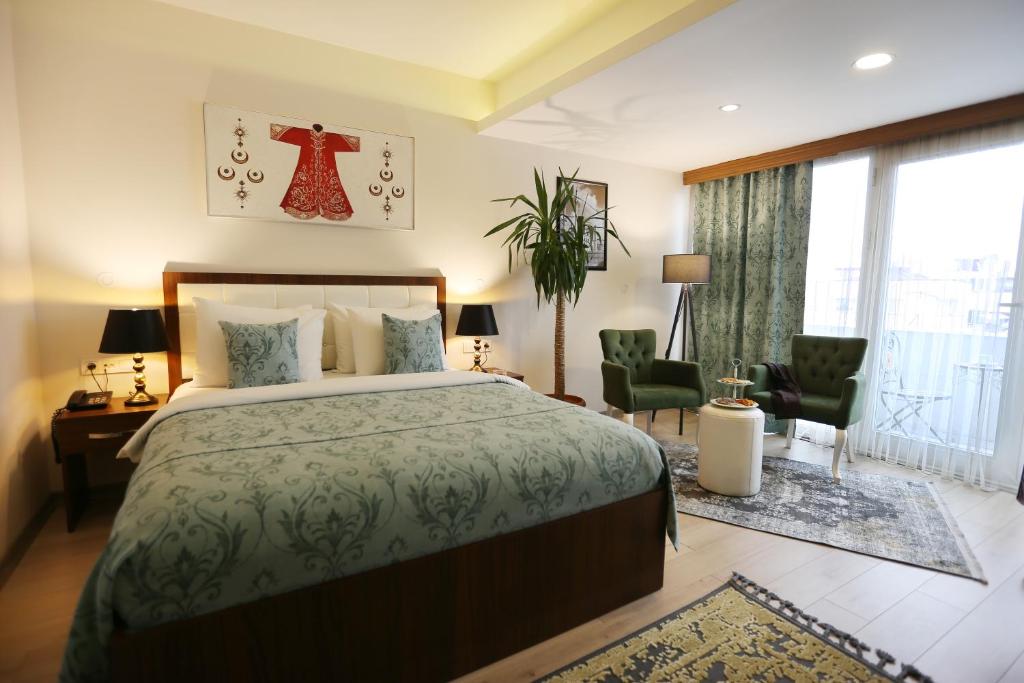 Un dormitorio con una cama y una ventana grande. en Cebeci Grand Hotel, en Trabzon