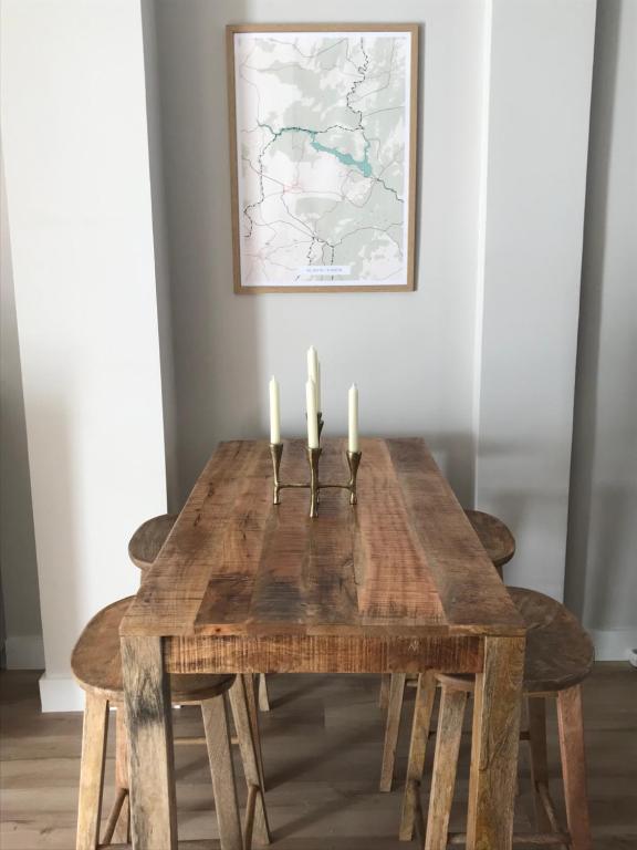 a wooden table with candles on top of it at Agradable apartamento en el Pantano de San Juan in San Martín de Valdeiglesias