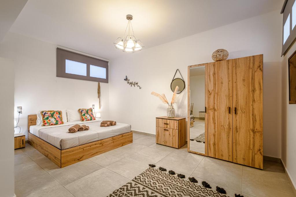 ein Schlafzimmer mit einem Bett und einem großen Spiegel in der Unterkunft Inas House Santorini in Karterados