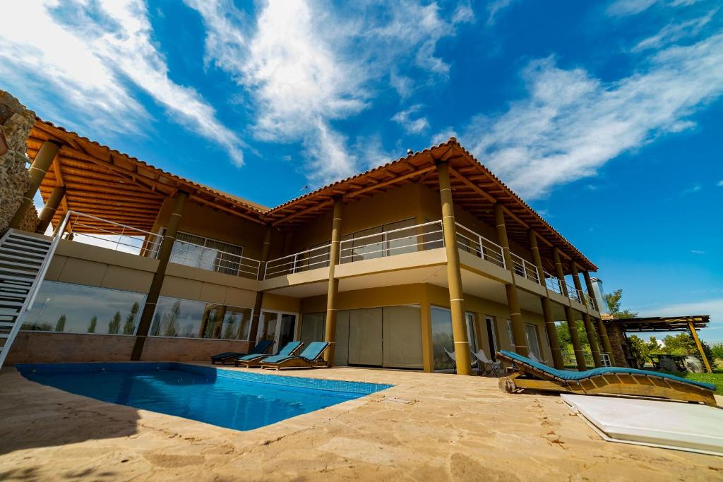 une image d'une maison avec une piscine dans l'établissement Chaglasian Wine & Suites, à San Rafael