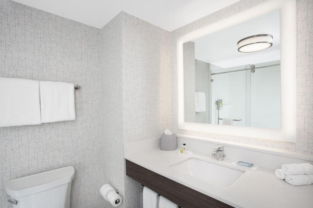 Um banheiro em Holiday Inn Express Hotel & Suites Ottawa Airport, an IHG Hotel