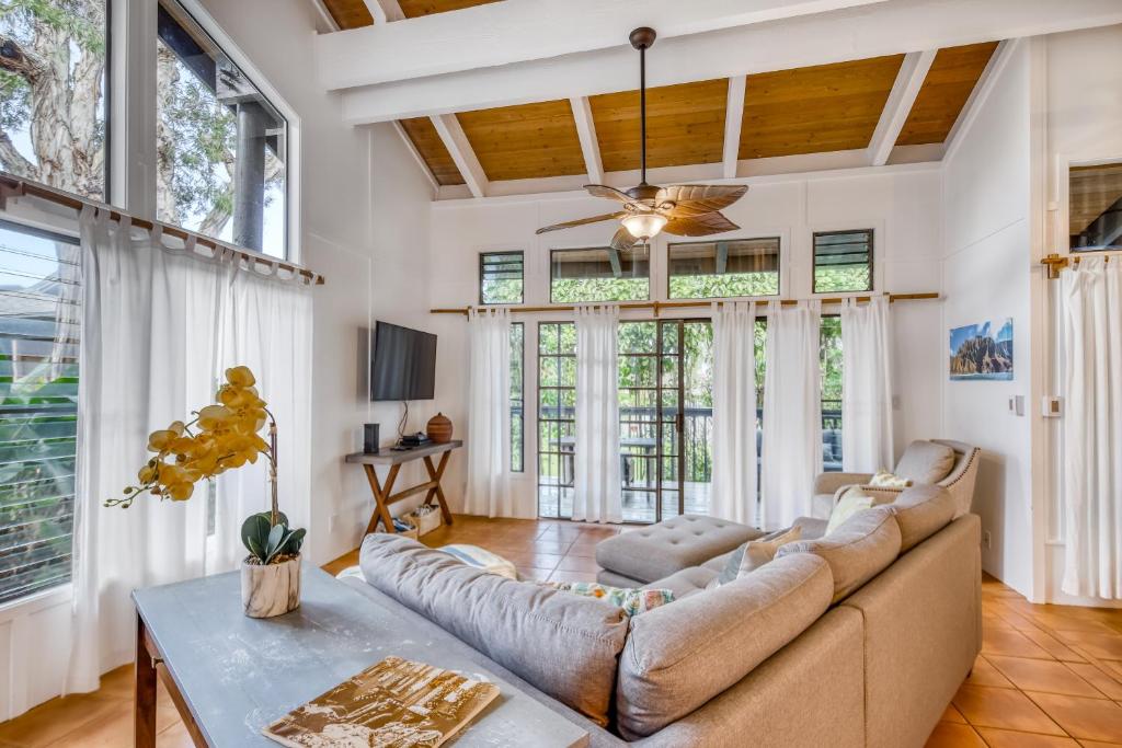 普林斯維爾的住宿－Princeville Mauna Kai 9，客厅配有沙发和桌子