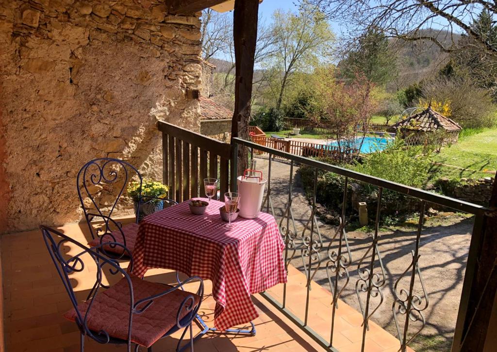 d'une table et de chaises sur un balcon avec piscine. dans l'établissement Malepère, à La Bastide-de-Bousignac