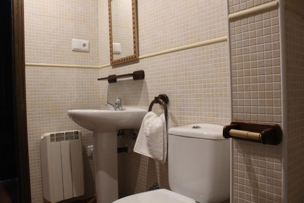 Apartamentos NOGUERA de ALBARRACÍN - Standard One-Bedroom Apartment With Mountain View