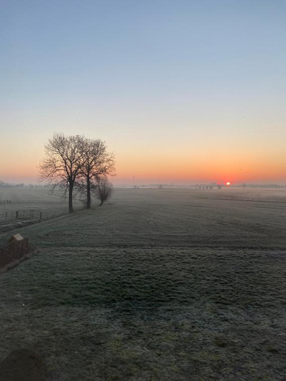 Východ nebo západ slunce při pohledu z bed and breakfast nebo okolí