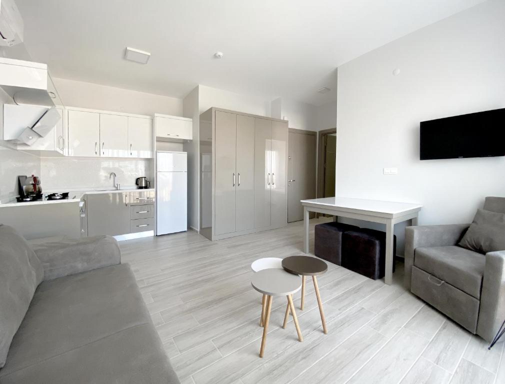 A kitchen or kitchenette at Azize Palas Apart Otel