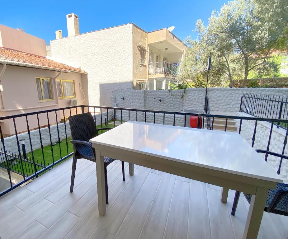 A balcony or terrace at Azize Palas Apart Otel