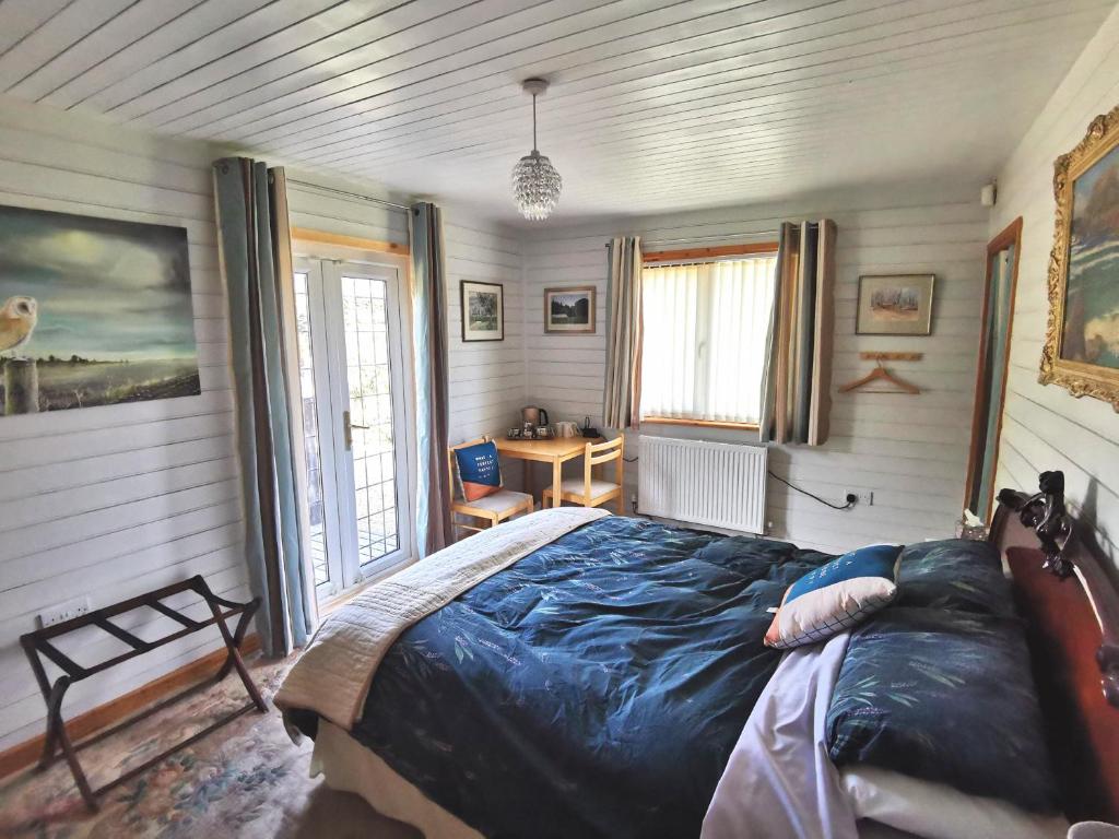 - une chambre avec un lit, un bureau et une fenêtre dans l'établissement Nuthatch Lodge, à King's Lynn