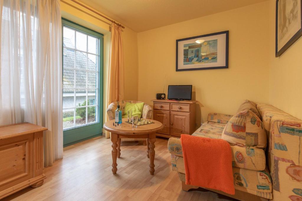 ein Wohnzimmer mit einem Sofa und einem Tisch in der Unterkunft Ferienwohnung #20 Am Neuensiener See - Seedorf in Sellin