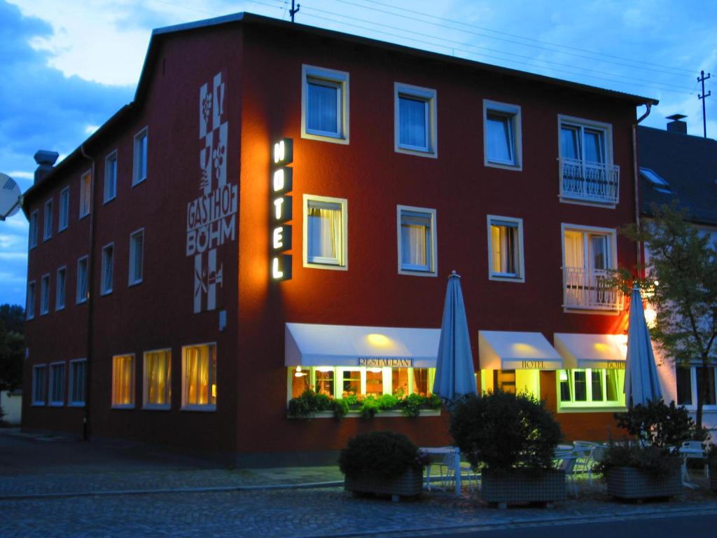 un edificio con un cartello sul lato di Hotel Restaurant Böhm a Grafenwöhr