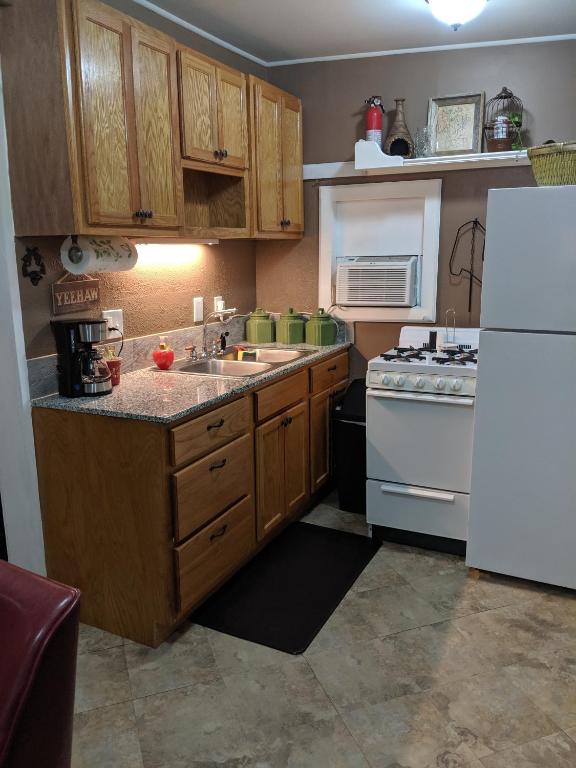 A cozinha ou kitchenette de Come Friday Cottages