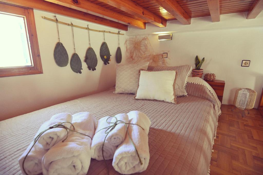 A bed or beds in a room at Bright & Relaxing Loft with attic room in the heart of Mykonos city