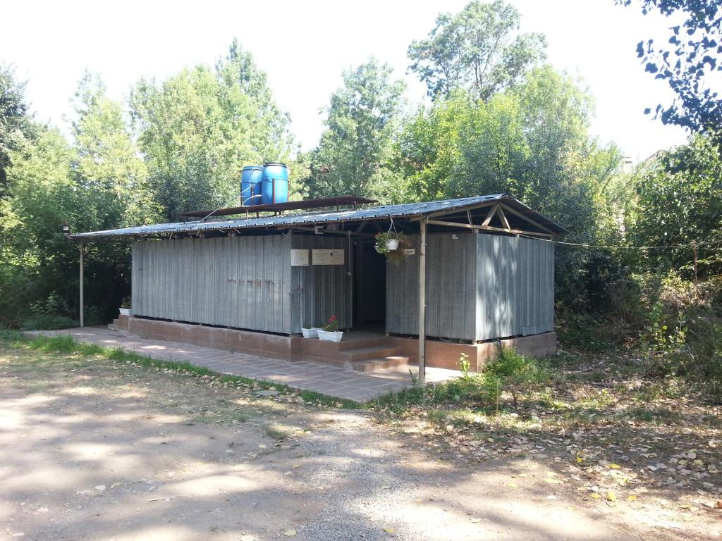 Budova, kde se kemp nachází