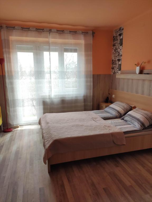 Llit o llits en una habitació de Jázmin Apartman