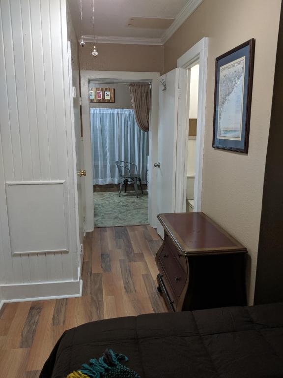Uma área de estar em Come Friday Cottages