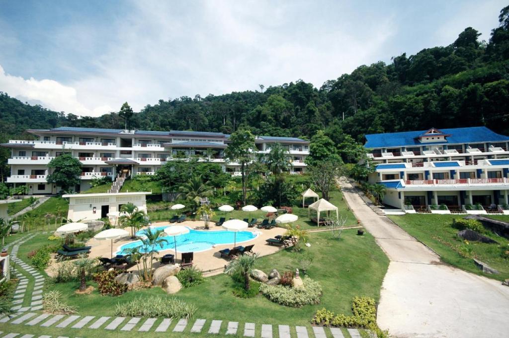una vista aérea de un complejo con piscina en Khaolak Sunset Resort - Adults Only - SHA Extra Plus, en Khao Lak
