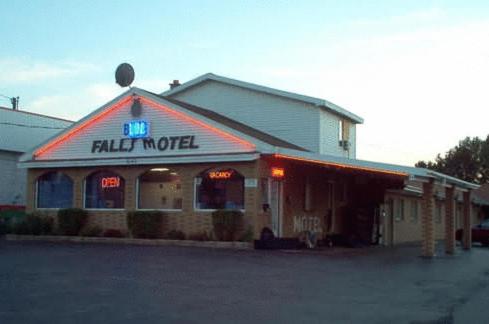 un restaurante de comida rápida con un cartel que diga motel fiable en Blue Falls Motel en Tonawanda