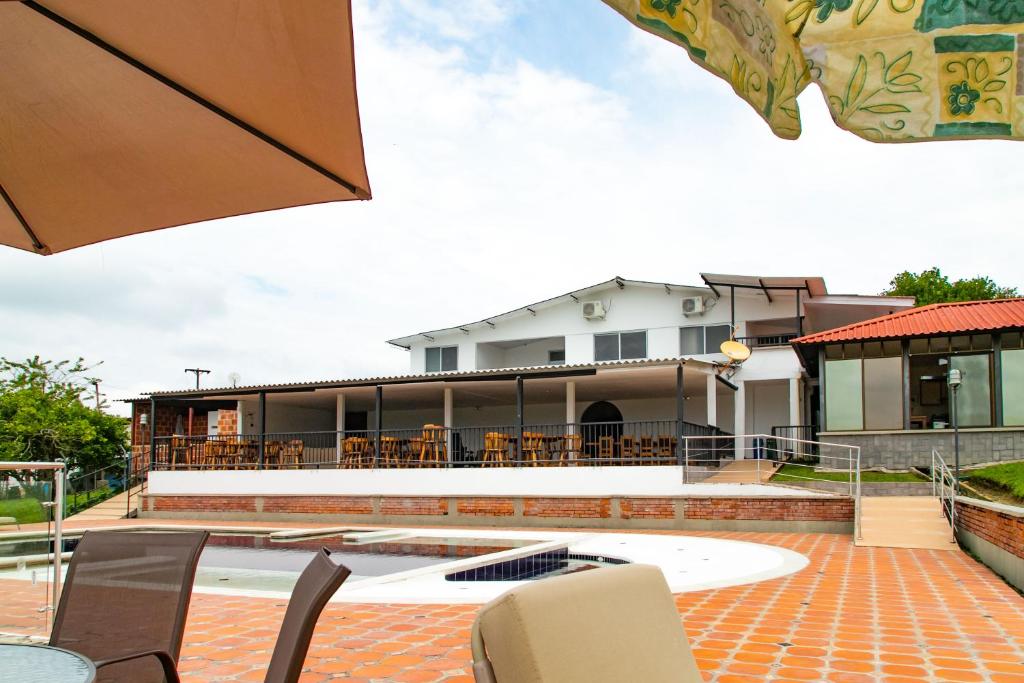 Blick auf das Haus von der Terrasse in der Unterkunft Hotel Hacienda Buena Vista in Pueblo Tapao