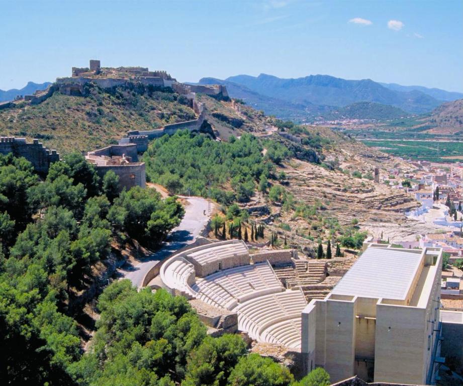 een oud amfitheater met een berg op de achtergrond bij Carrer Roma in Sagunto