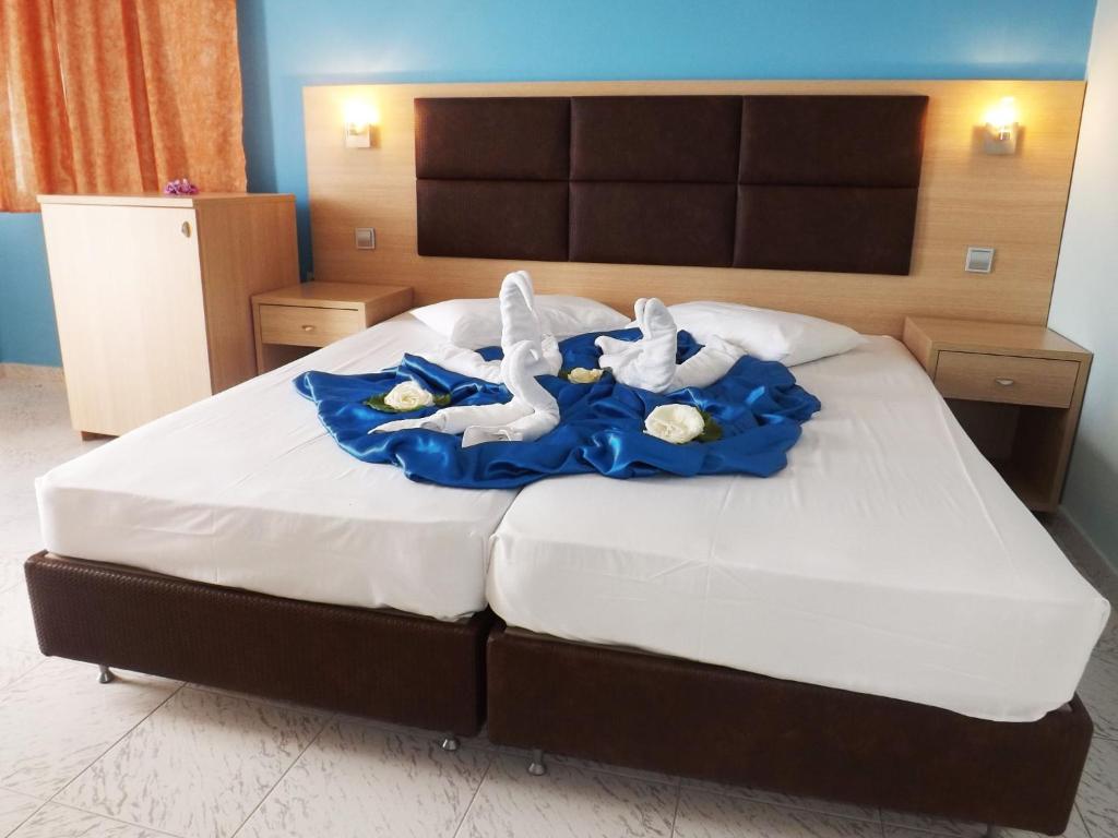 Postel nebo postele na pokoji v ubytování Leonidas Hotel & Studios