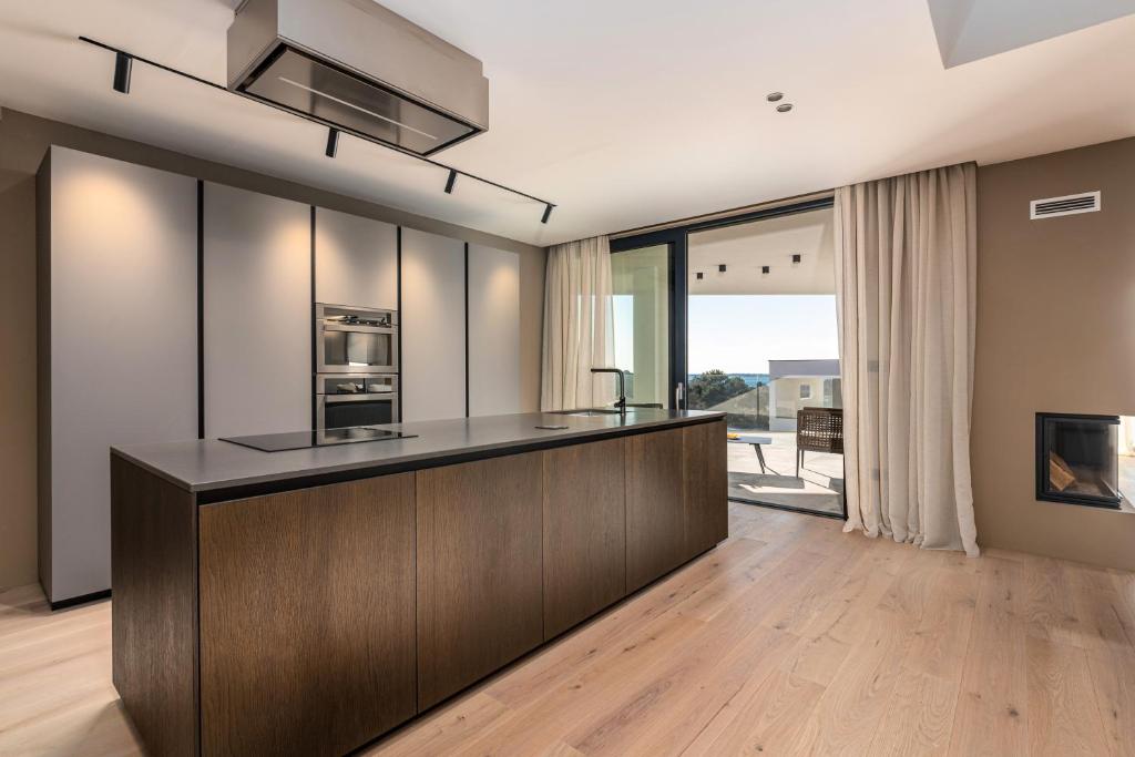 Kuchyň nebo kuchyňský kout v ubytování Luxury Villa Aruna